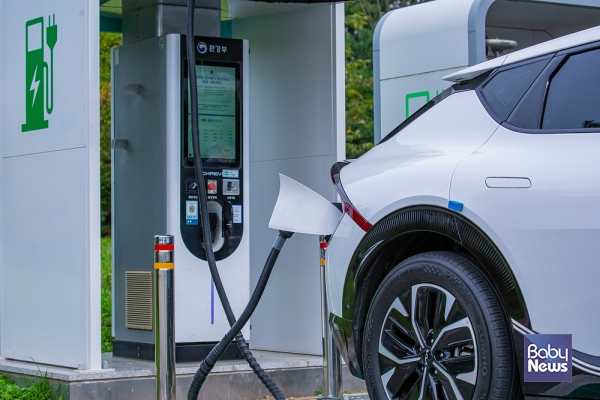 2026년 전기차 보조금 개편안이 확정되면, 중형 전기승용차 구매자는 기존 최대 580만 원에서 최대 680만 원까지 보조금을 받을 수 있다. ⓒ베이비뉴스