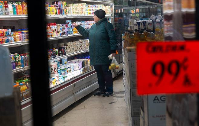 지난해 12월 12일(현지시간) 미국 뉴욕 브루클린의 한 식료품점에서 시민들이 장을 보고 있다. (사진=AFP)