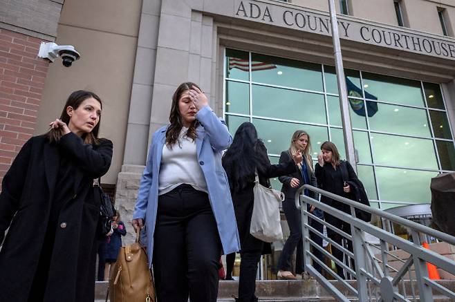 심각한 임신 합병증을 겪고 있음에도 낙태를 거부당한 아이다호주 여성들을 대신해 생식권센터(Center for Reproductive Rights)가 제기한 소송 ‘애드킨스 대 아이다호주(Adkins v. State of Idaho)’의 원고인 질레인 세인트미셸과 케일라 스미스가 지난 2024년 11월 13일(현지시간) 미국 아이다호주 보이시에서 열린 이틀째 증언을 마친 뒤 에이다 카운티 법원을 나서고 있다. (사진=로이터)