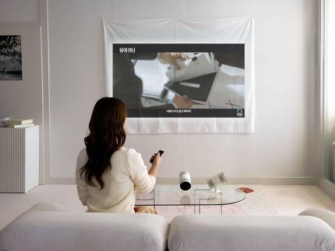 삼성전자 모델이 혁신적인 AI 포터블 프로젝터 ‘더 프리스타일+’를 소개하고 있다.(사진=삼성전자)