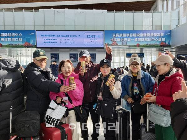 12월 31일 칭다오 자오둥 공항에 도착한 한국 단체 관광객 (사진=칭다오 문화관광국)