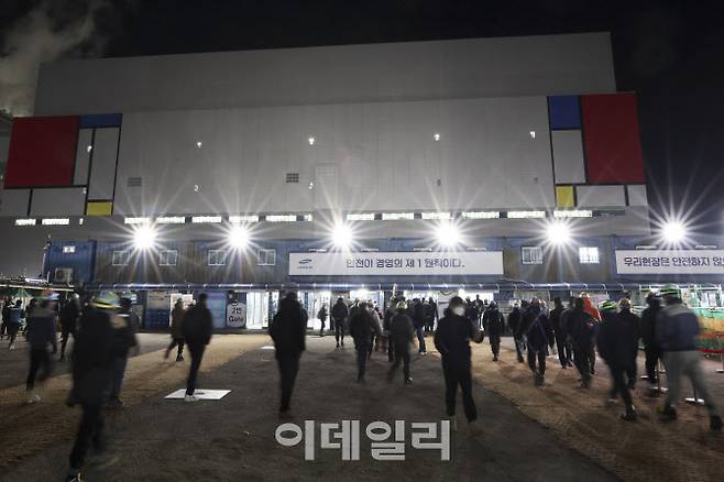 22일 오전 6시께 경기도 평택시 삼성전자 평택 캠퍼스에 근로자 수천명이 출근하고 있다. (사진=이영훈 기자)