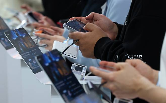 2025년 11월 13일 오전 부산 벡스코에서 개막한 국내 최대 게임쇼 2025 지스타에서 관람객들이 게임을 즐기고 있다. (연합뉴스)