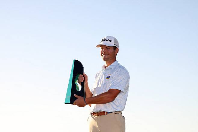 마이클 브레넌이 2025년 10월 열린 PGA 투어 뱅크 오브 유타 챔피언십에서 우승을 차지한 뒤 트로피를 들어 올리고 있다. (사진=AFPBBNews)