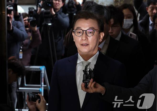 통일교 금품수수 의혹을 받는 전재수 더불어민주당 의원이 지난 19일 서울 서대문구 경찰청 국가수사본부로 조사받기 전 기자들 앞에서 발언하고 있다. (공동취재) 2025.12.19/뉴스1 ⓒ News1 이호윤 기자