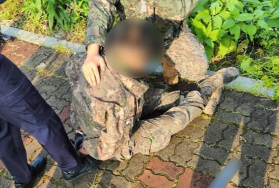 경기 파주시에서 흉기난동을 벌이다 검거된 병사(파주경찰서 제공)/뉴스1 양희문 기자