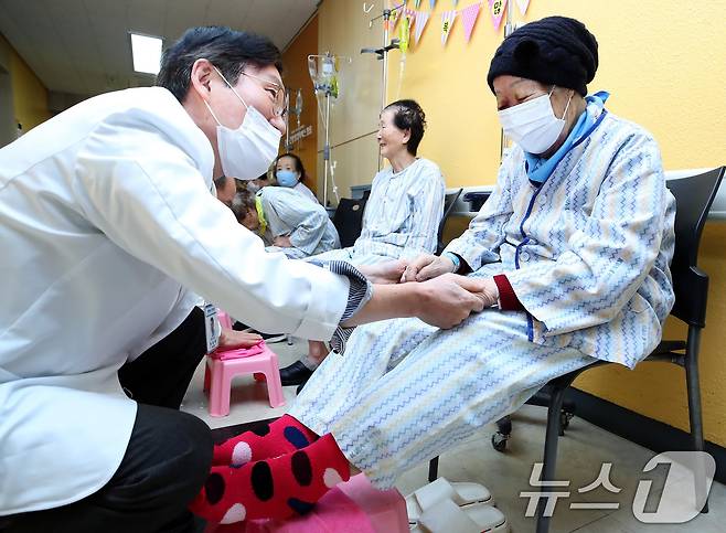 2일 오전 대구 중구 곽병원에서 곽동협 병원장(왼쪽)이 일본군 위안부 피해 생존자인 이용수 할머니의 발을 씻어주고, 보온용 양말을 신겨준 뒤  건강을 기원하고 있다. 2026.1.2/뉴스1 ⓒ News1 공정식 기자