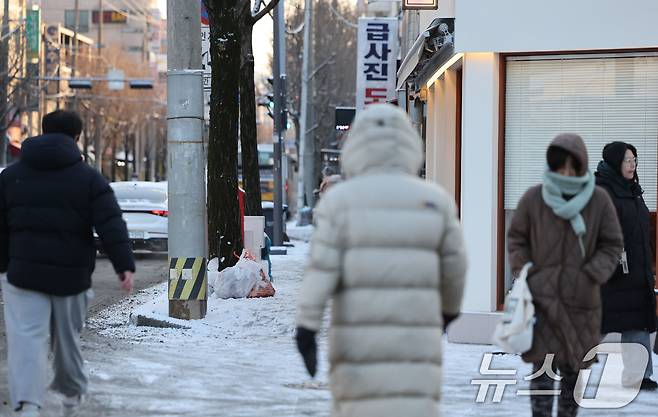 전남 장성에 최대 11.4㎝의 눈이 내린 2일 광주 북구 오치동에서 시민들이 중무장한 채 출근길에 나서고 있다. 2026.1.2/뉴스1 ⓒ News1 박지현 기자