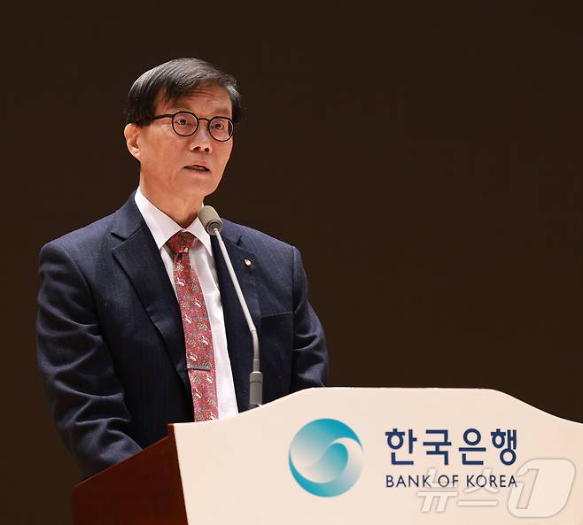 이창용 한국은행 총재가 2일 오전 서울 중구 한국은행에서 열린 시무식에서 신년사를 발표하고 있다. (한국은행 제공. 재판매 및 DB 금지) 2026.1.2/뉴스1