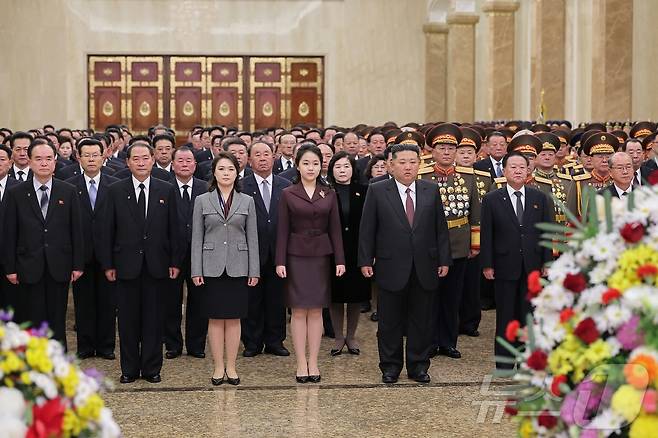 (평양 노동신문=뉴스1) = 북한 노동당 기관지 노동신문은 2일 김정은 북한 노동당 총비서가 새해를 맞아 전날 금수산태양궁전을 방문해 참배했다고 보도했다. 김 총비서 오른편으로 딸 주애와 리설주 여사가 나란히 서 있다. [국내에서만 사용가능. 재배포 금지. DB 금지. For Use Only in the Republic of Korea. Redistribution Prohibited] rodongphoto@news1.kr