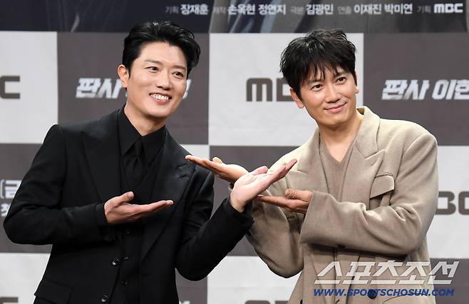 MBC 새 드라마 '판사 이한영' 제작발표회가 2일 서울 마포구 상암동 MBC 골든마우스홀에서 열렸다. 박희순, 지성이 포토타임을 갖고 있다. 상암동=박재만 기자 pjm@sportschosun.com/2026.01.02/