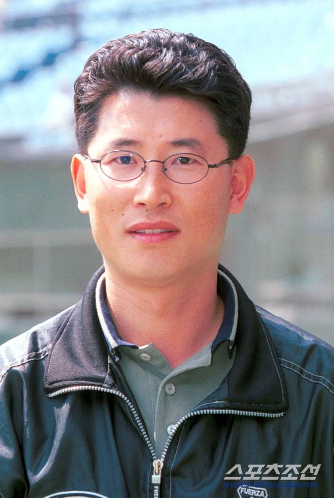 2002년 롯데매니저 시절 김동진 단장. 스포츠조선DB