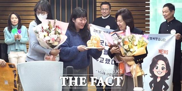 2일 CBS '김현정의 뉴스쇼' 방송에서 김현정 PD가 고별 인사를 하고 있다. /CBS