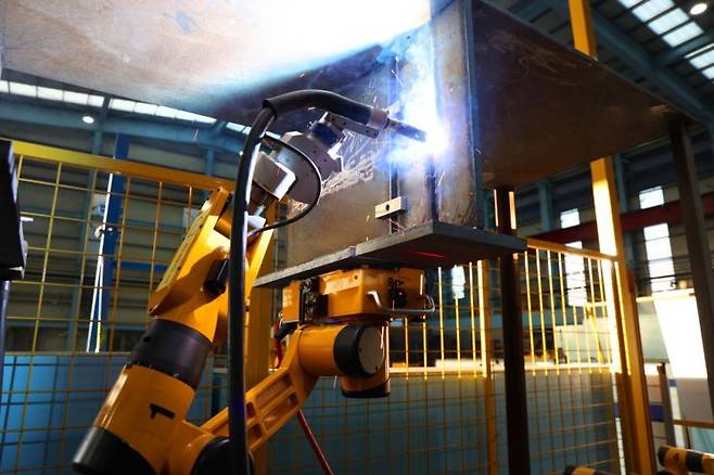 경남 거제시 한화오션 조선소 탑재 공정에서 사용되는 용접 로봇 모습. 한화오션