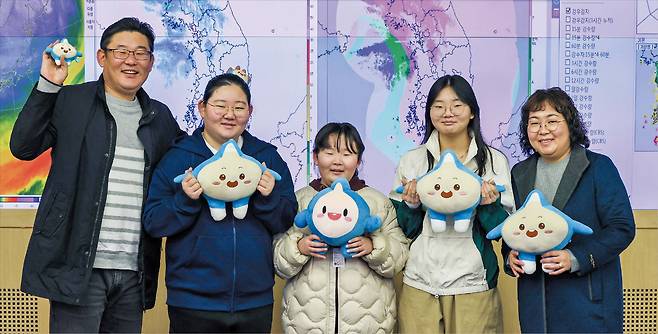 지난달 27일 오전 서울 동작구 기상청에서 김수현·우진규 사무관 가족이 기상청 마스코트인 ‘기상이’ 인형을 들고 활짝 웃고 있다. 왼쪽부터 우 사무관, 지민·지윤·지연양, 김 사무관./박성원 기자