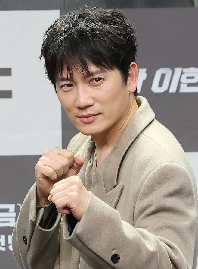 배우 지성이 2일 진행된 MBC 새 금토드라마 ‘판사 이한영’ 제작발표회에서 포즈를 취하고 있다. /뉴스1