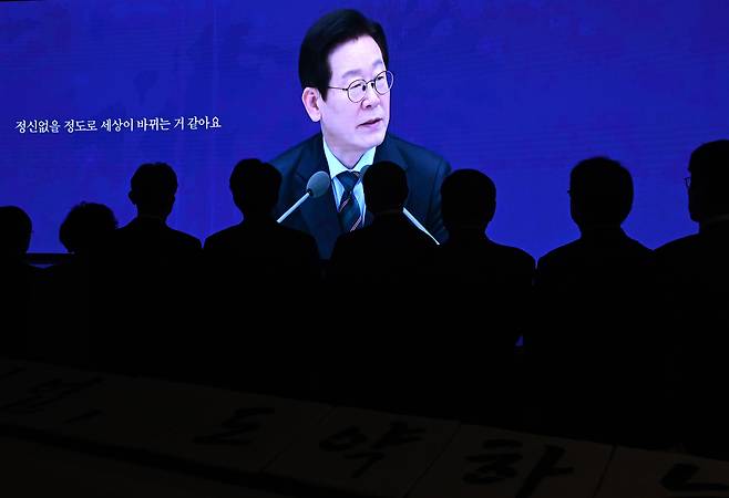 김민석 국무총리를 비롯한 경제계 인사들이 2일 오후 서울 중구 대한상공회의소 국제회의장에서 열린 ‘2026 경제계 신년인사회’에서 이재명 대통령의 영상을 보고 있다./뉴스1