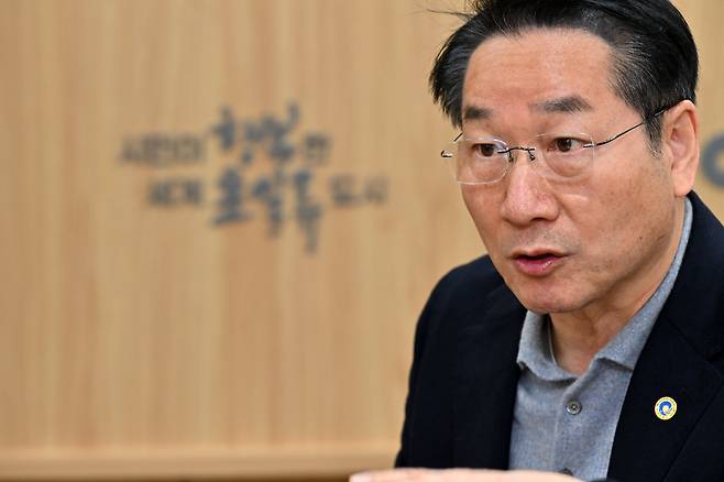 유정복 인천시장이 인천시청 집무실에서 조선비즈와 인터뷰를 하고 있다. /인천시 제공