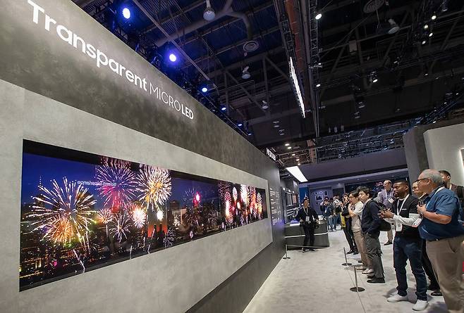 'CES 2024' 내 삼성전자 전시관에에서 관람객들이 투명 마이크로 LED를 바라보고 있다./삼성전자 제공
