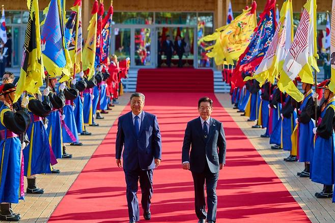 이재명 대통령과 시진핑 중국 국가주석이 지난 1일 경북 경주시 경주박물관에서 함께 발걸음을 옮기고 있다. (이재명 대통령 SNS.) 2025.11.2