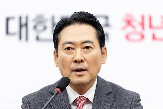 장동혁 국민의힘 대표가 2일 서울 여의도 국회에서 열린 기자간담회에서 모두발언하고 있다. 뉴스1