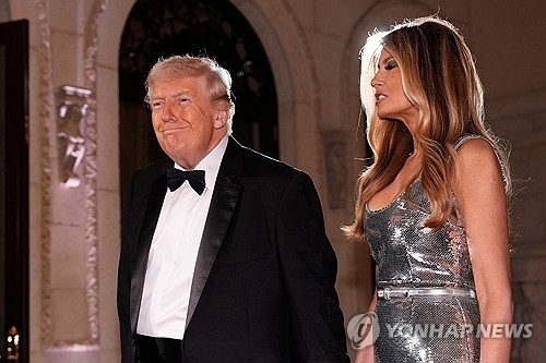 송년파티 참석한 트럼프 대통령 부부. [팜비치(미 플로리다주) AP=연합뉴스]