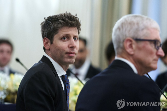 샘 올트먼 오픈AI 최고경영자(CEO·왼쪽)와 팀 쿡 애플 CEO가 지난해 9월 4일(현지시간) 미국 백악관에서 열린 도널드 트럼프 대통령 초청 만찬장에서 나란히 앉아있다. [EPA=연합뉴스]