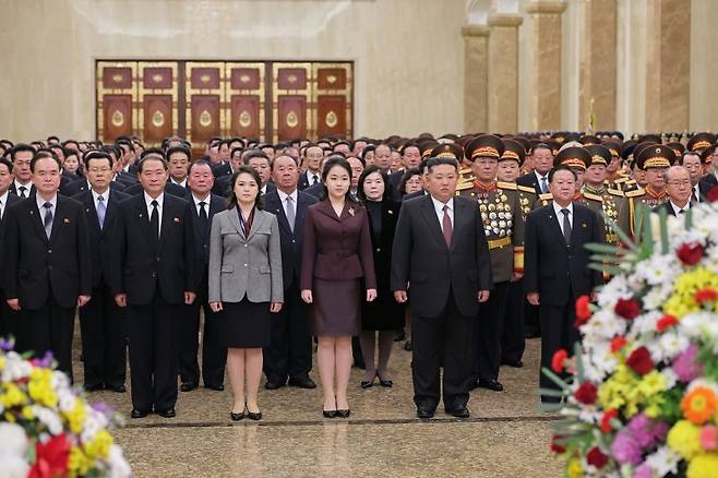 북한 노동당 기관지 노동신문은 지난 1일 김정은 북한 국무위원장이 새해를 맞아 금수산태양궁전을 방문해 참배했다고 2일 보도했다. 김 위원장의 딸 주애를 중심으로 모든 참석자들이 참배하고 있다. 노동신문 갈무리