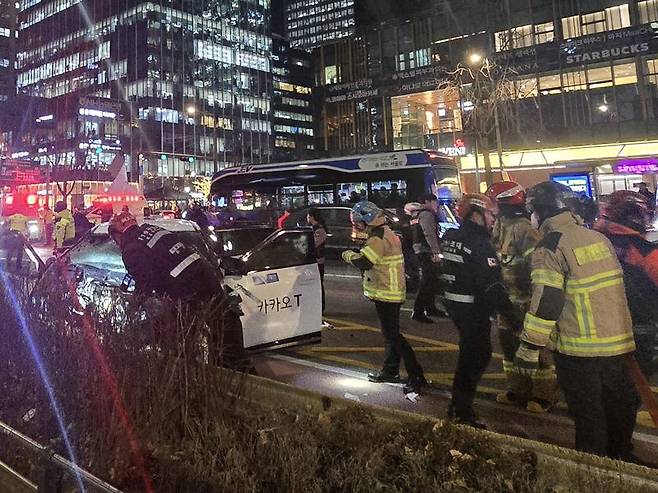 2일 오후 6시5분께 서울 지하철 1호선 종각역 인근에서 택시가 인도로 돌진해 횡단보도에서 신호 대기 중이던 시민들을 들이받는 사고가 발생했다. 사진=서지윤 기자