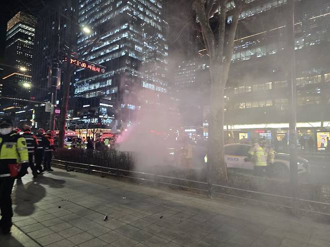 2일 오후 6시5분께 서울 지하철 1호선 종각역 인근에서 택시가 인도로 돌진해 횡단보도에서 신호 대기 중이던 시민들을 들이받는 사고가 발생했다. 사진=서지윤 기자