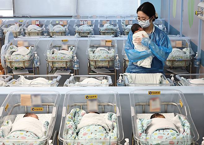 26일 경기도 고양시 CHA의과학대학교 일산차병원 신생아실에서 간호사가 신생아를 돌보고 있다. 2025.12.26 (사진=저작권자(c) 연합뉴스, 무단 전재-재배포 금지)