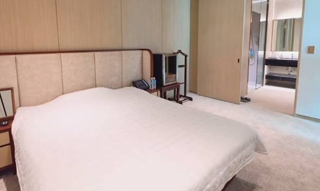 윤석열 전 대통령 재임 시절 서울 용산 대통령 집무실 안에 설치된 침실의 모습. 강훈식 대통령 비서실장 제공