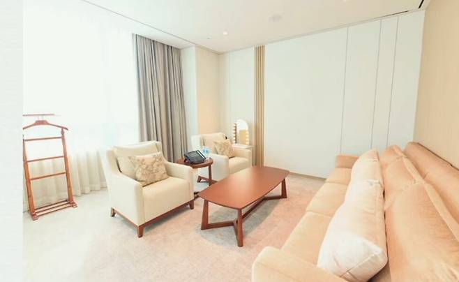 윤석열 전 대통령 재임 시절 서울 용산 대통령 집무실 안에 설치된 응접실의 모습. 강훈식 대통령 비서실장 제공