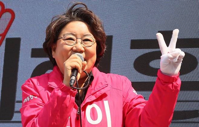 2020년 4월3일 미래통합당 서울 동대문을 이혜훈 당시 국회의원 후보가 동대문구 장안동 일대에서 유세차량을 타고 지지를 호소하고 있다. 연합뉴스