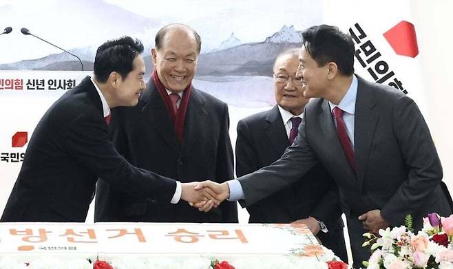 장동혁 국민의힘 대표와 오세훈 서울시장이 1일 서울 여의도 국민의힘 당사에서 열린 2026 신년 인사회에 참석해 인사하고 있다. 윤운식 선임기자 yws@hani.co.kr