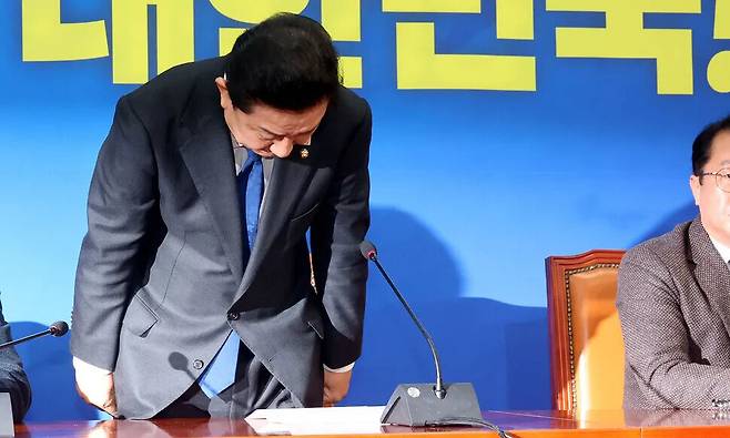 김병기 더불어민주당 원내대표가 30일 서울 여의도 국회에서 열린 민주당 원내대책회의에서 사퇴 의사를 밝히며 사과하고 있다. 김경호 선임기자 jijae@hani.co.kr
