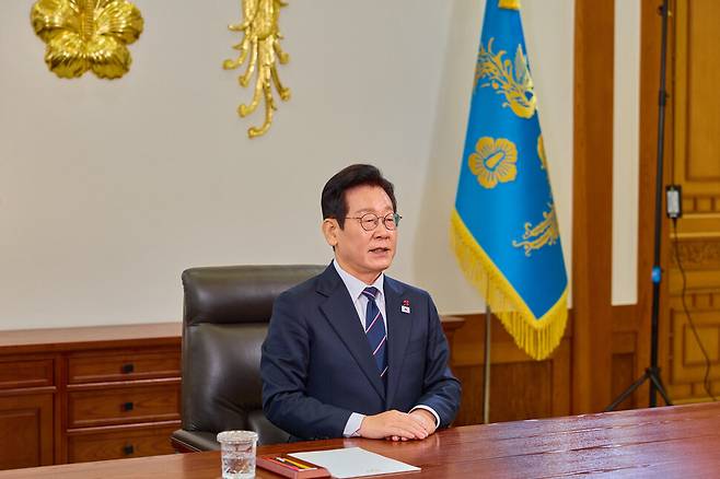 이재명 대통령이 2026년 1월1일 청와대에서 2026년 신년사를 발표하고 있다. 이 대통령은 “올 한 해를 붉은 말처럼 힘차게 달리는 해로 삼아 ‘대한민국 대도약의 원년’으로 만들겠다”며, 반칙과 특권이 없는 사회를 구현해 성장의 과실을 모두가 함께 나누도록 하겠다고 밝혔다. 청와대 제공