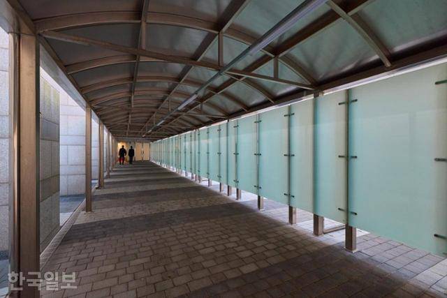 윤석열 전 대통령이 용산 대통령 집무실에 설치한 비밀 통로. 외부에서 들여다볼 수 없게 불투명 플라스틱으로 가려져 있다. 청와대 제공