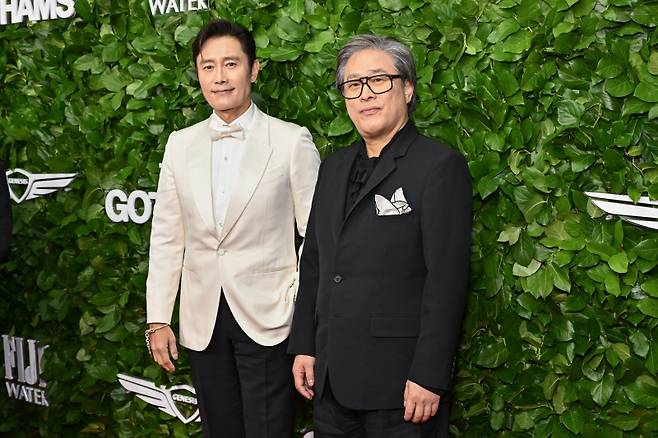 <yonhap photo-3129="">제35회 고담어워즈에 참석한 배우 이병헌(왼쪽)과 박찬욱 감독 / 사진=AP·연합뉴스&nbsp;</yonhap>