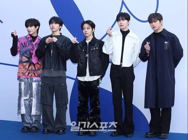 그룹 원어스 서호, 이도, 건희, 환웅, 시온이 6일 오전 서울 중구 동대문디자인플라자(DDP)에서 열린 서울패션위크 '페노메논시퍼' 포토월 행사에 참석해 포즈를 취하고 있다. 서병수 기자 qudtn@edaily.co.kr /2025.02.06/