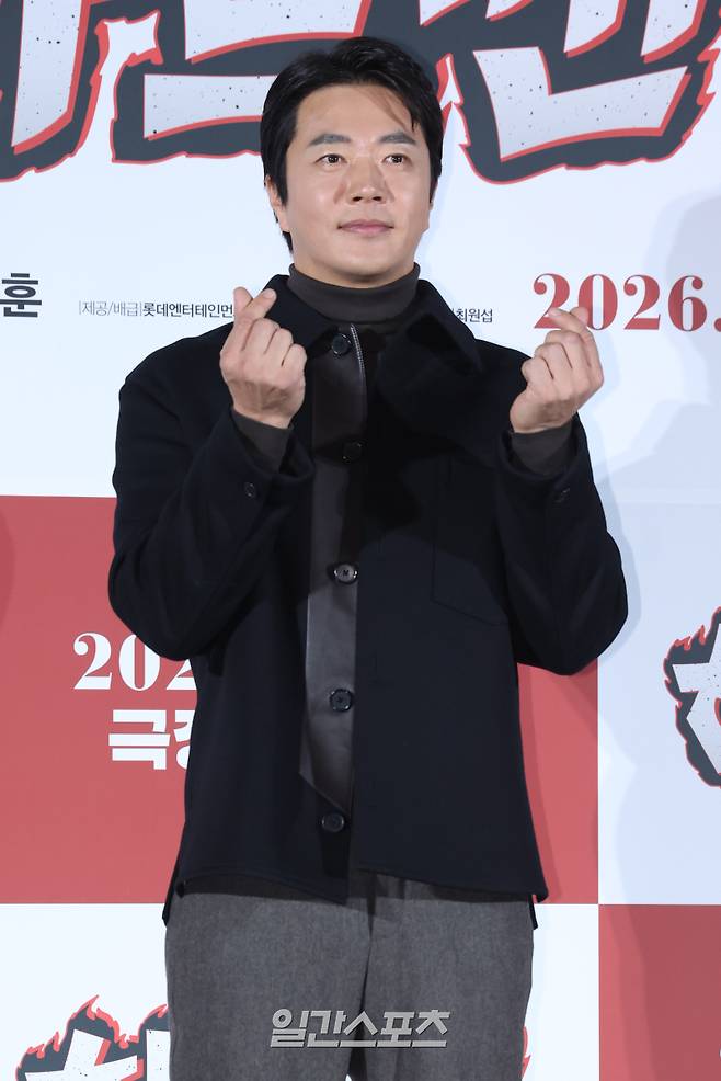 배우 권상우가 11일 오전 서울 광진구 롯데시네마 건대입구점에서 열린 영화 '하트맨' 제작보고회에 참석해 포토타임을 갖고 있다. '하트맨'은 돌아온 남자 승민(권상우)이 다시 만난 첫사랑을 놓치지 않기 위해 고군분투하지만, 그녀에게 절대 말할 수 없는 비밀이 생기며 벌어지는 코미디. 오는 1월 16일 개봉. 서병수 기자 qudtn@edaily.co.kr /2025.12.11/