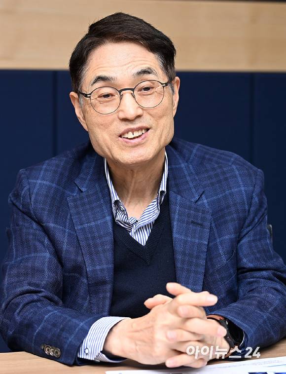 김형준 차세대지능형반도체사업단장이 지난 30일 경기도 성남시 판교 사무실에서 아이뉴스24와 인터뷰를 하고 있다. 2025.12.30 [사진=곽영래 기자]