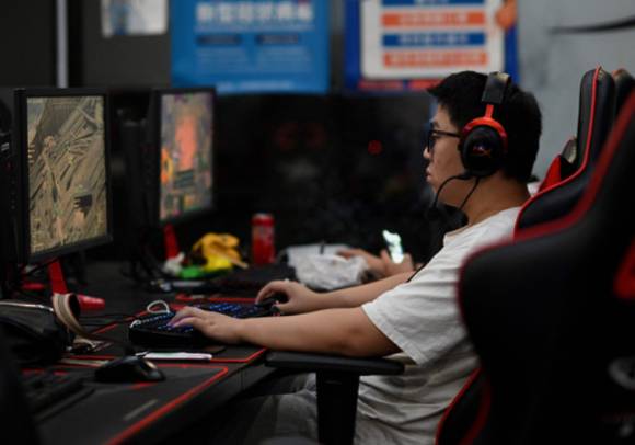 베이징의 한 PC방에서 한 남성이 게임을 즐기고 있다. [사진=AFP/연합뉴스]