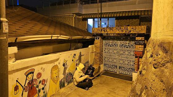 지난해 12월 30일 오후 10시 용산구 이태원의 한 점집 앞에 점을 보기 위해 '오픈런'에 나선 시민의 모습. 김정재 기자