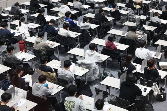 지난해 11월 16일 서울 종로구 성균관대에서 열린 2026학년도 수시모집 논술시험에서 수험생들이 시험을 준비하고 있다. 뉴스1