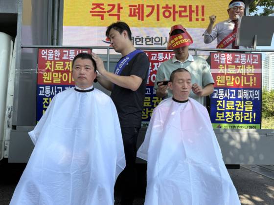 지난해 7월 이른바 '8주 규칙'에 반대하며 삭발식을 진행하는 박성우 서울특별시한의사회 회장(왼쪽)과 오명균 강원특별자치도한의사회 회장. 사진 대한한의사협회