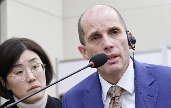 해롤드 로저스 쿠팡 임시대표가 31일 오전 국회에서 열린 '쿠팡 침해사고 및 개인정보 유출, 불공정 거래, 노동환경 실태 파악과 재발 방지 대책 마련을 위한 청문회'에서 의원들 질의에 답하고 있다. 임현동 기자. 2025.12.31.