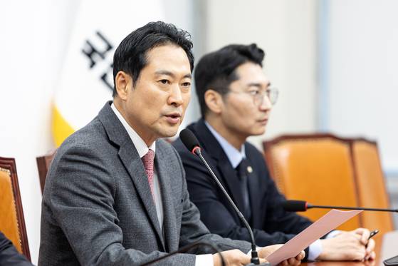 장동혁 국민의힘 대표가 2일 서울 여의도 국회에서 열린 기자간담회에서 모두발언하고 있다. 뉴스1
