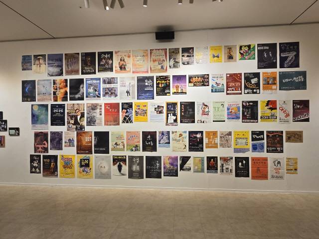 ▲ 춘천문화재단과 춘천연극협회, 아카이브연구소 문화이음이 공동으로 마련한 ‘춘천연극 60년 아카이브전-무대 위의 시간, 춘천의 기억’이 춘천문화예술회관 전시장에서 오는 18일까지 열린다.