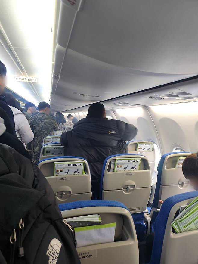 ▲승무원의 안내에 따라 모든 승객이 항공기에서 내리고 있다. 시청자 권수민 제공